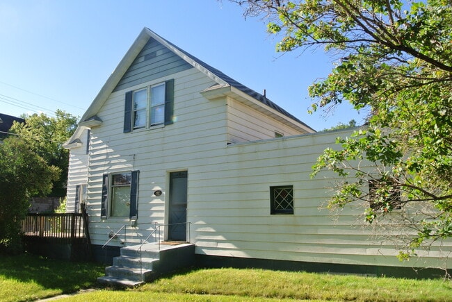 Building Photo - 122 5th Ave SE