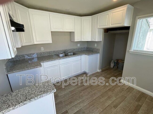 Foto del edificio - 7771 Philbin Ave