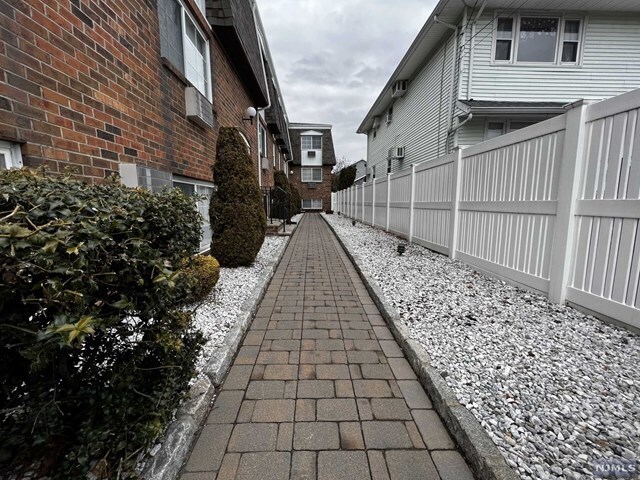 Foto del edificio - 381 Garibaldi Ave