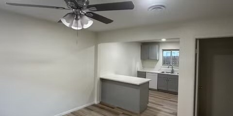 Foto del edificio - 519 E Ridgecrest Blvd