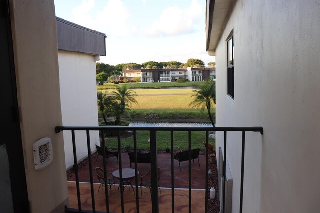 Building Photo - 87 Capri B