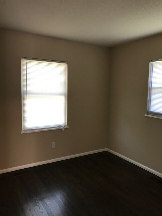 Foto del edificio - Beautiful 3 bdrm side to side split!