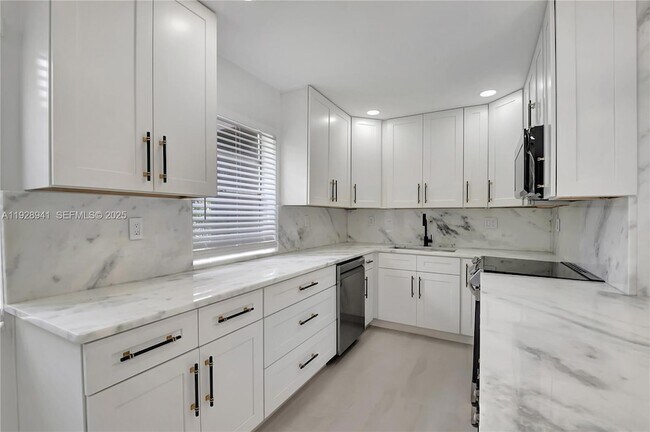 Building Photo - 708 Normandy Ln