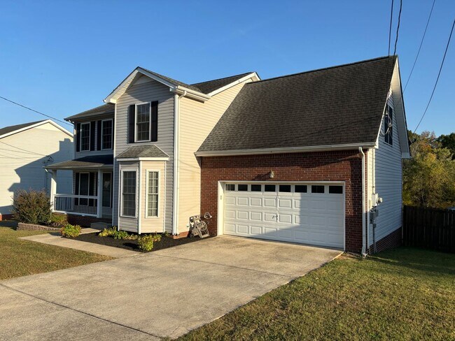 Building Photo - Welcome Home to this lovely 3bed/2.5 bath ...