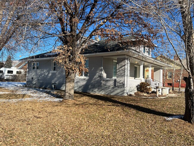 Building Photo - Charming home in Fairview