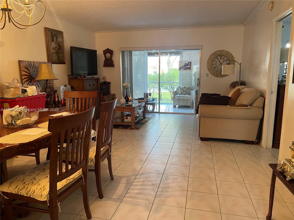 Primary Photo - 1015 Country Club Dr