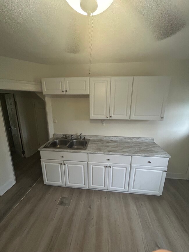 Foto del edificio - 2349 Elyria Ave