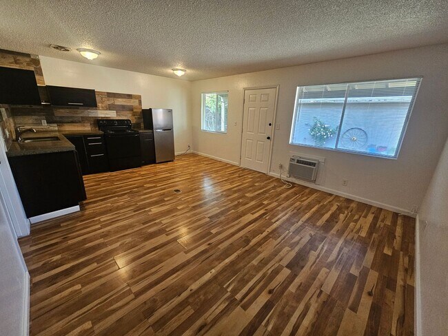 Building Photo - 1 Bedroom 1 Bath Triplex Unit in Los Molinos!