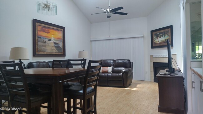 Foto del edificio - 961 S Lakewood Terrace