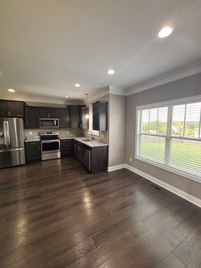 Building Photo - Mtn Views & Adaptable living in Seymour!