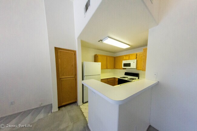 Foto del edificio - Summerlin area upper condo/vaulted ceiling...