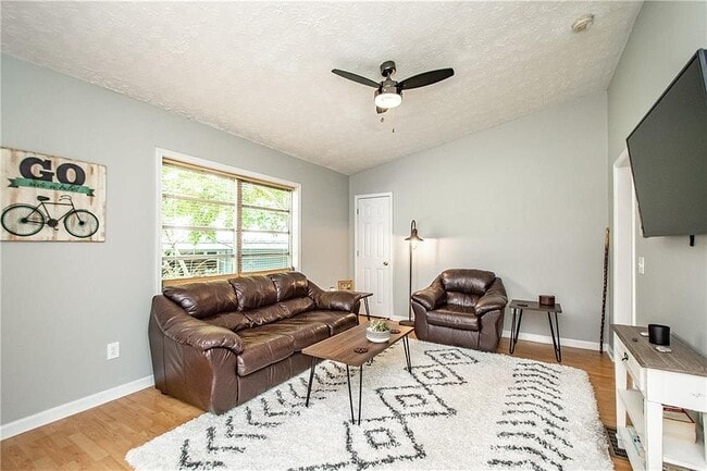 Building Photo - 688 Inglewood Dr