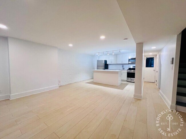 Building Photo - Newly Renovated 2 Bedroom Duplex with Priv...