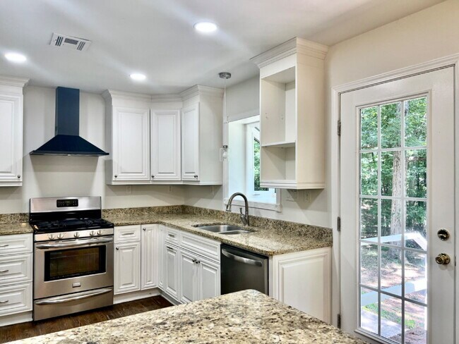 Foto del edificio - SPACIOUS 4 BEDROOM CLOSE TO MATTHEWS!