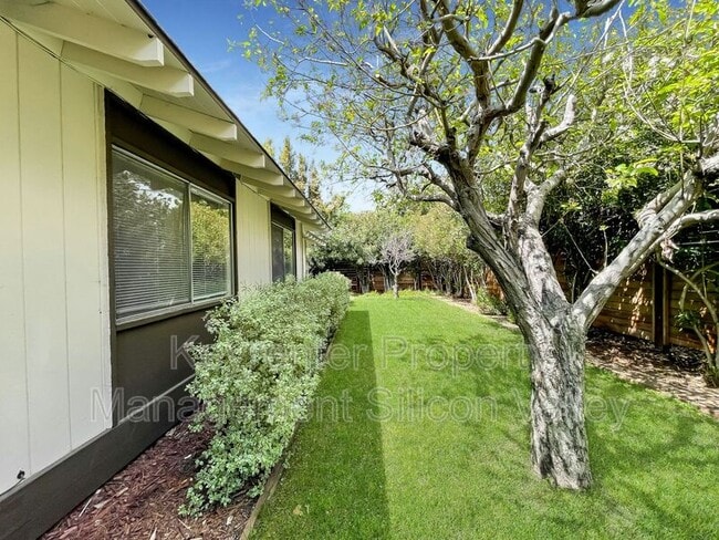 Building Photo - 933 Miramonte Ave