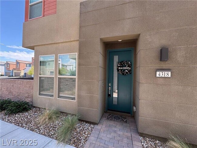 Foto del edificio - Modern Furnished Optional 3 Bedroom Townhome in Prime Southern Highlands Location