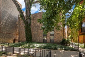Building Photo - 643 W Barry Ave