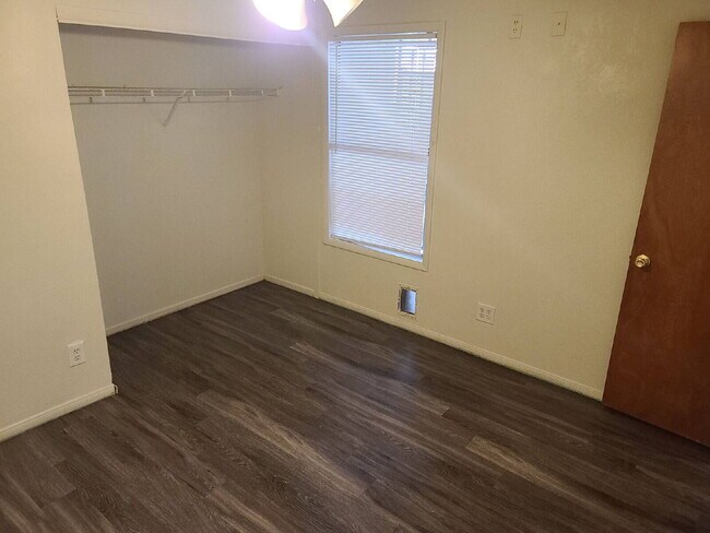 Foto del edificio - "Charming 2-Bedroom Oasis with Cozy Fireplace on Caracas Dr!"