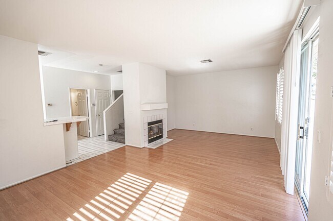 Building Photo - 4 Bedroom Oaklane Townhome in Santa Clarita!