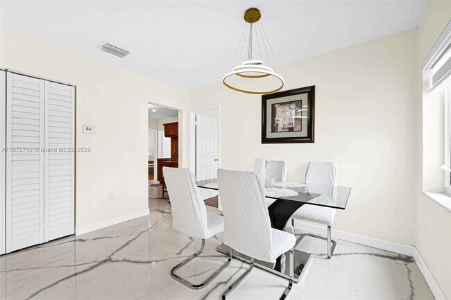 Foto del edificio - 6840 SW 26th Ct