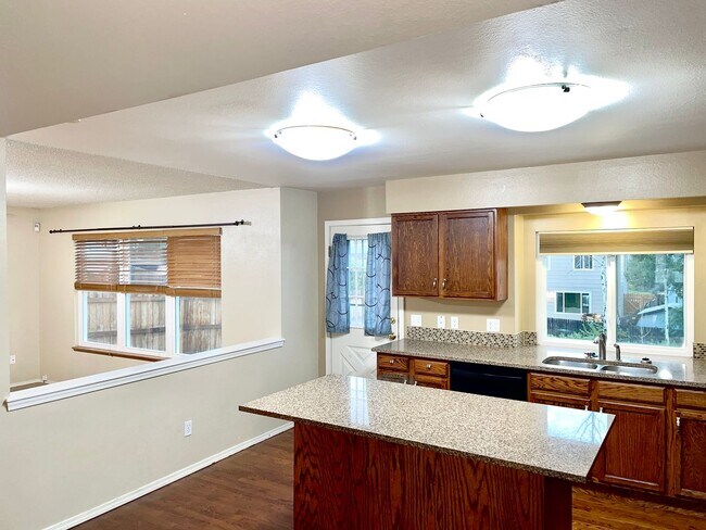 Foto del edificio - FANTASTIC 4 BEDROOM IN FAIRFAX