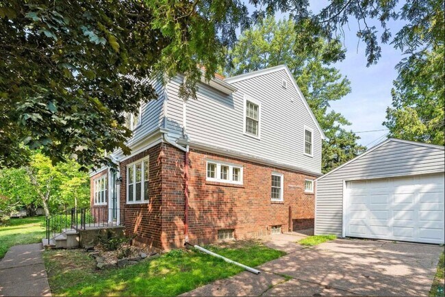 Building Photo - AVAILABLE JUNE - Beautiful 3 Bed 2 Bath Ho...