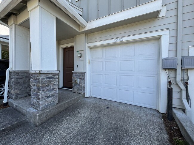 Foto del edificio - Spacious Bull Mountain Townhome Featuring Two Ensuite Bedrooms, Attached Garage & Modern Finishes &