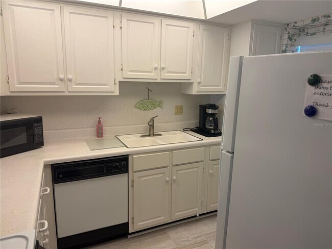 Building Photo - 1400 Tarpon Center Dr