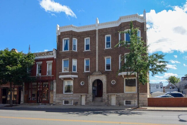 Building Photo - 2143 W Chicago Ave