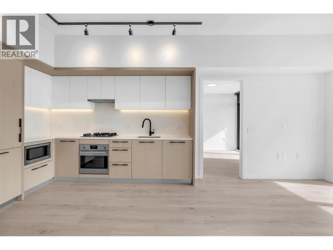 Building Photo - 2729 Kingsway