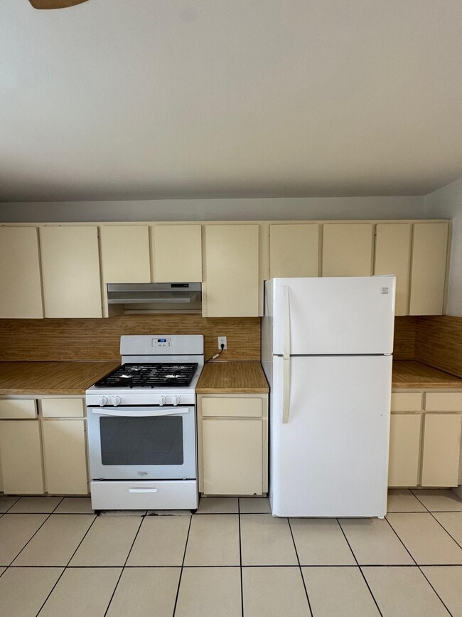 Building Photo - 300 E 37th St