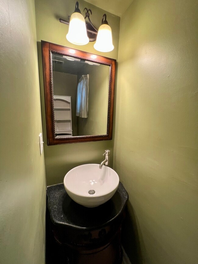 Building Photo - 1202 Vine St