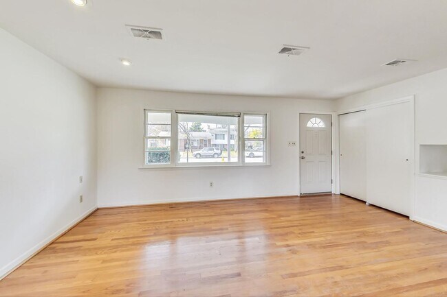 Foto del edificio - Fantastic in Frederick! Spacious 4 level Split -- 4 beds + 1 Full and 2 half baths