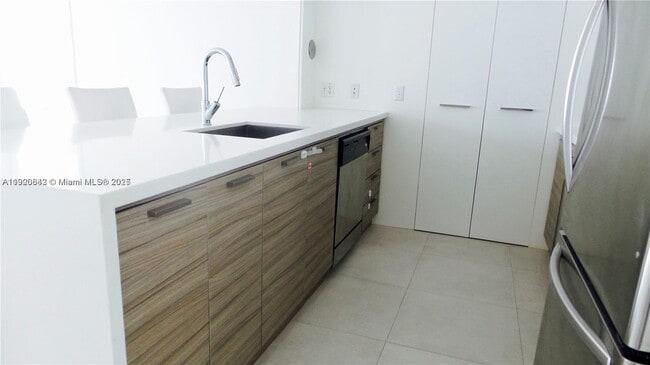 Foto del edificio - 300 S Biscayne Blvd