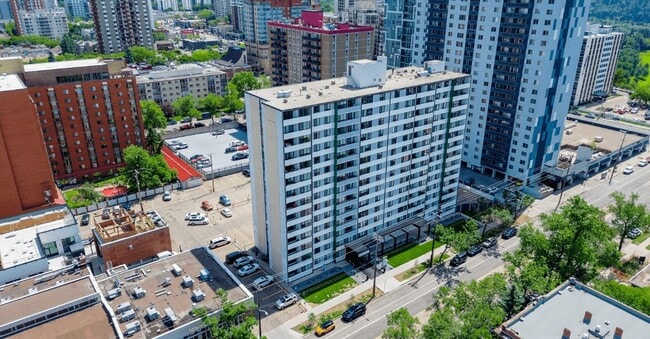 Building Photo - Signature Tower