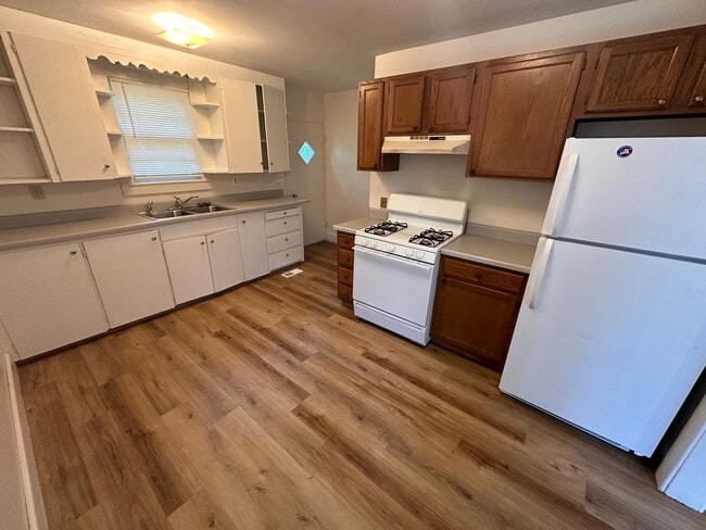 Building Photo - $875 - 2 bedroom/ 1 bathroom - Single Fami...