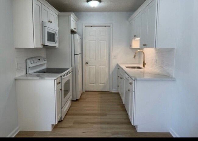 Building Photo - 212 11th Ave S