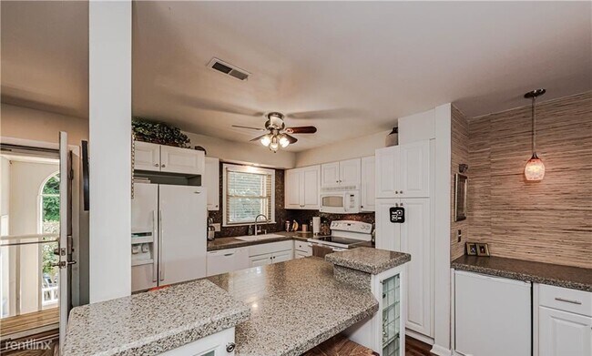 Building Photo - 1 br, 1 bath Condo - 7324 Lakefront Dr