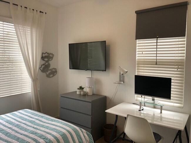 Building Photo - Private room, private bath, in quiet upgra...