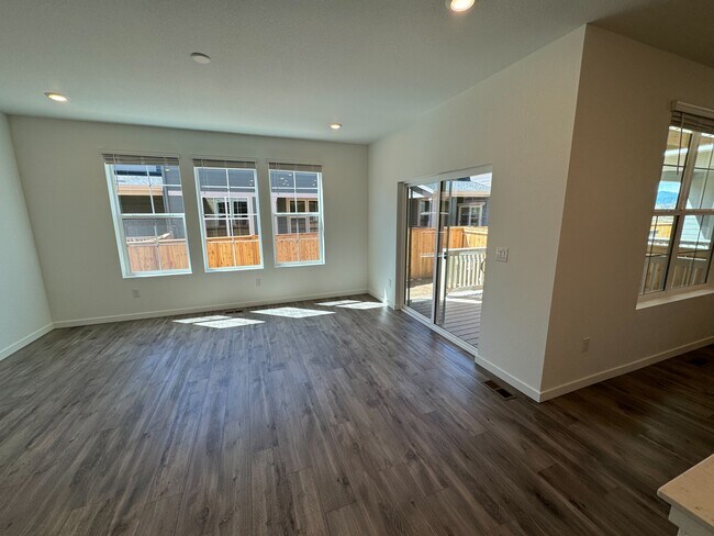 Foto del edificio - 684 Lillibrook Pl