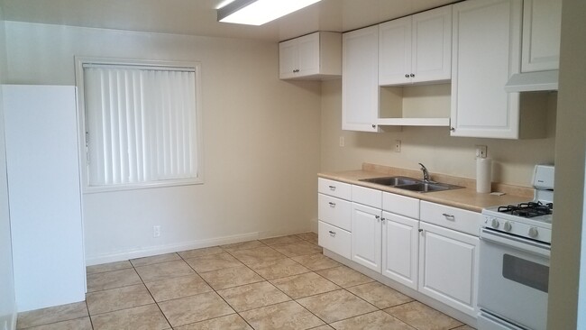 Building Photo - Super Clean & Nicely Renovated 2BR/1Bath i...