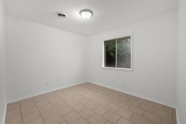 Building Photo - 426 Brookview Dr