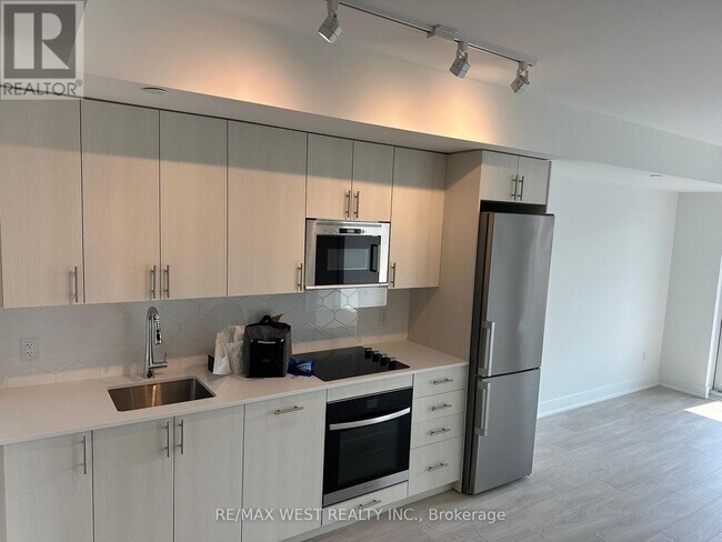 Photo du bâtiment - 2545-2545 Simcoe St N