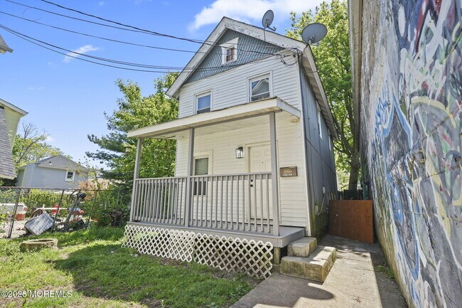 Building Photo - 1006 Sewall Ave