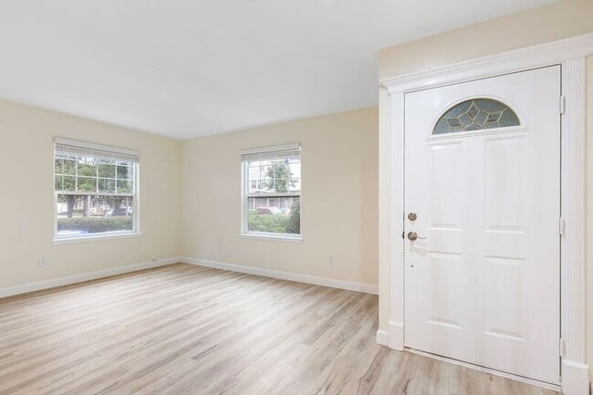 Building Photo - 583 NE Roberts Ave