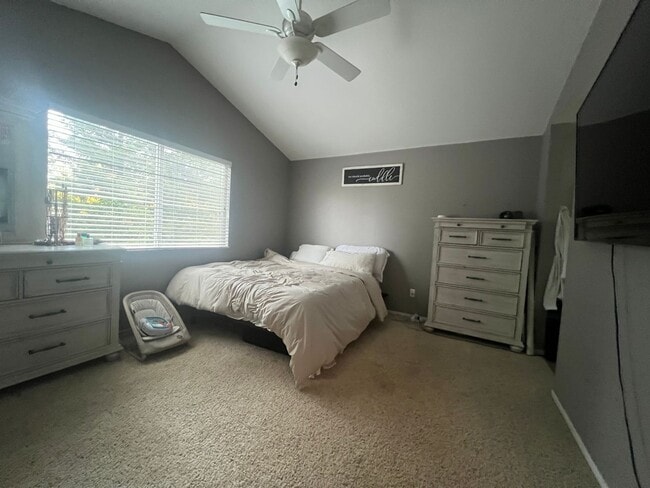 Foto del edificio - Wonderful 4 Bedroom Home Near Parks With Shopping Nearby!