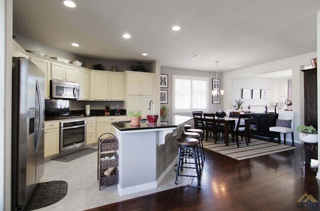 Building Photo - Gorgeous Home in a Gated Community with Pool!