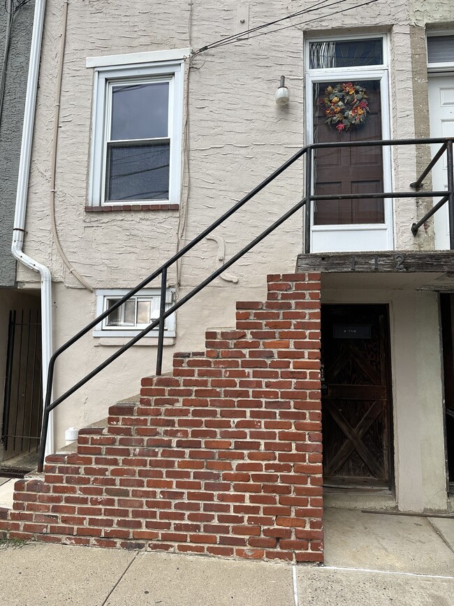 side alley to backyard. - 112 W 1st Ave