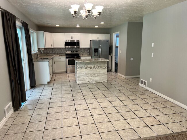 Building Photo - 3-Bedroom Home in the Thurston Hills - Mon...