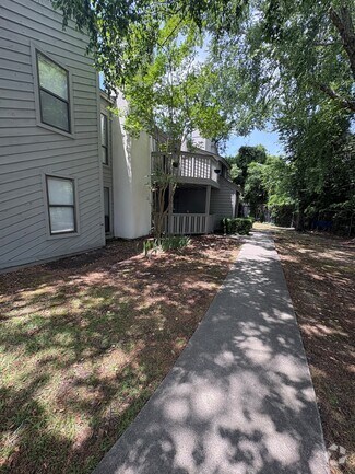 Building Photo - 448 Deerwood St